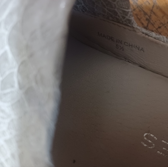 LIKE NEW J Slides Silver Snakeskin Shimmery Sneakers Womens Size 5.5 - Picture 8 of 15